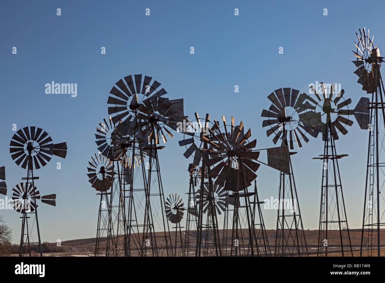 Merna, Nebraska - eine Sammlung von Windmühlen an der Downey sowie Unternehmen, ein Unternehmen, das Bohren von Brunnen. Stockfoto