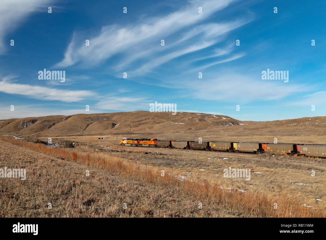 Hyannis, Nebraska - EIN BNSF Kohlenzug im Sand Hills von Nebraska. Jeden Tag, so viele wie 100 Kohle Züge, jedes ungefähr eine Meile lang, Lieferung von Kohle aus W Stockfoto