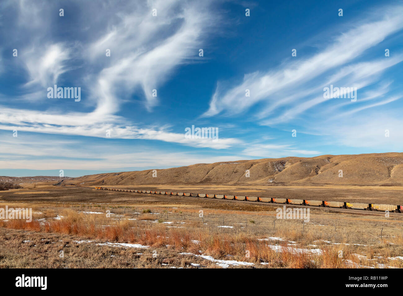 Hyannis, Nebraska - EIN BNSF Kohlenzug im Sand Hills von Nebraska. Jeden Tag, so viele wie 100 Kohle Züge, jedes ungefähr eine Meile lang, Lieferung von Kohle aus W Stockfoto