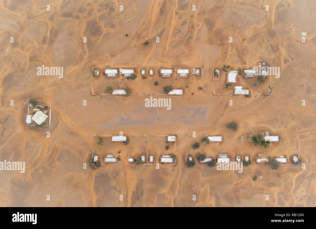 Luftaufnahme von einem alten, verlassenen viallage in einer Wüste in der Nähe von Dubai Stockfoto