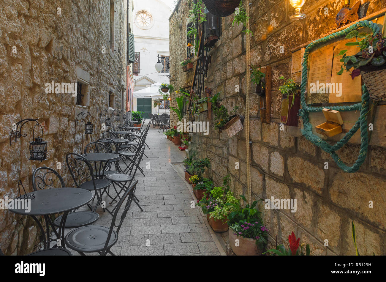 Cafe sind Tische und Stühle in der Alten gemütlichen Straße in Split, Dalmatien, Kroatien Stockfoto