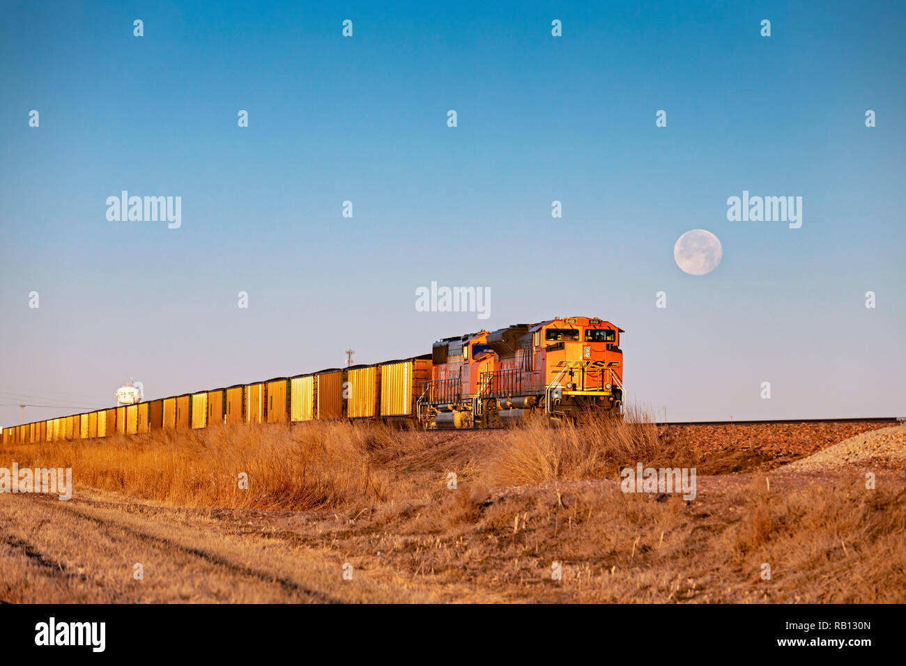 Kairo, Nebraska - EIN BNSF Kohlenzug im Sand Hills von Nebraska. Jeden Tag, so viele wie 100 Kohle Züge, jedes ungefähr eine Meile lang, Lieferung von Kohle aus And Stockfoto