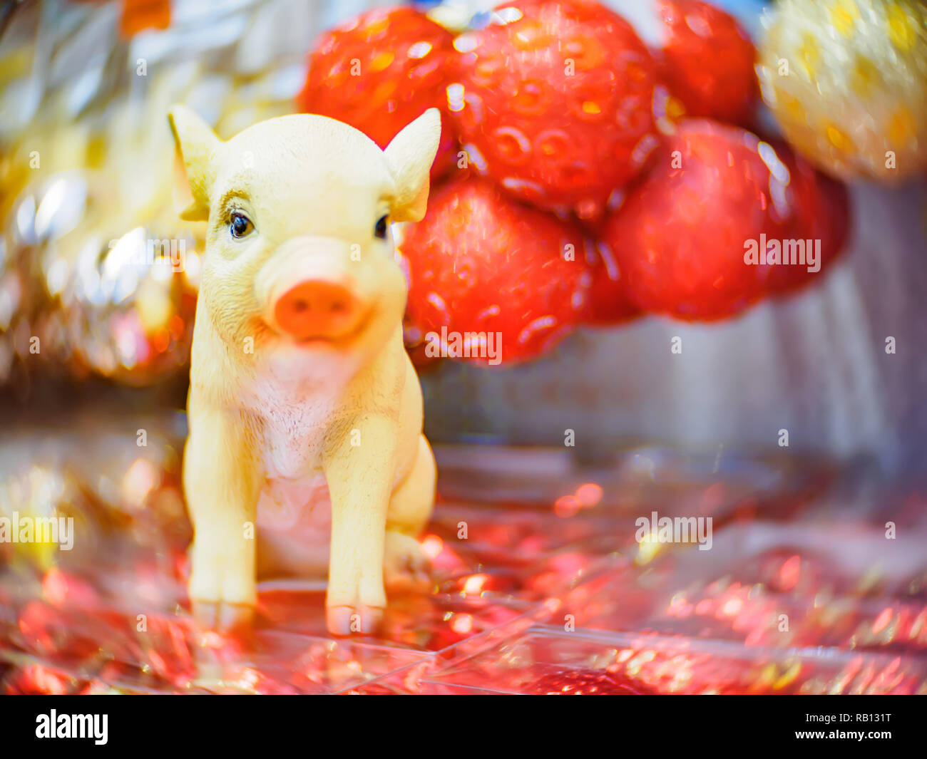 Weihnachtsschmuck und Spielzeug. Weihnachten und das neue Jahr festlich Soft-fokussierte Hintergrund mit einem Schwein als ein Symbol für das neue Jahr. Stockfoto