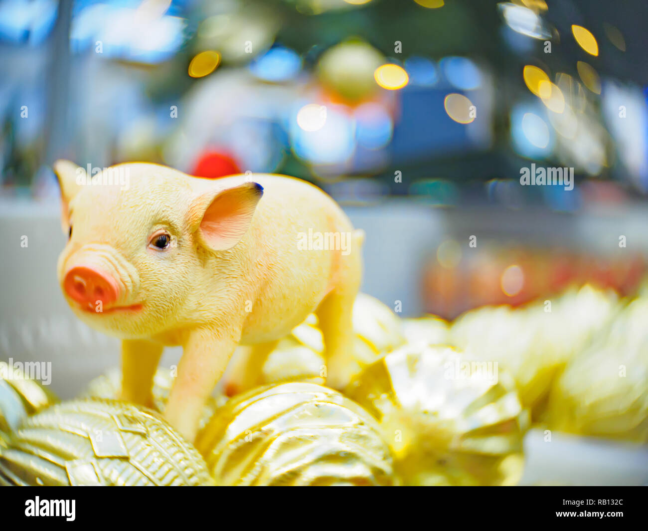 Weihnachtsschmuck und Spielzeug. Weihnachten und das neue Jahr festlich Soft-fokussierte Hintergrund mit einem Schwein als ein Symbol für das neue Jahr. Stockfoto