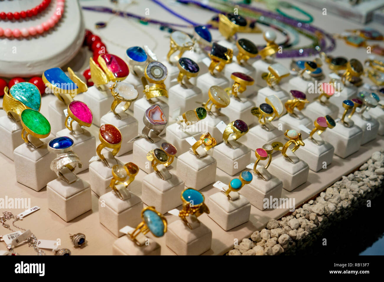 Griechischen Stil farbenfrohe handgefertigte Ringe auf einem Markt Stockfoto