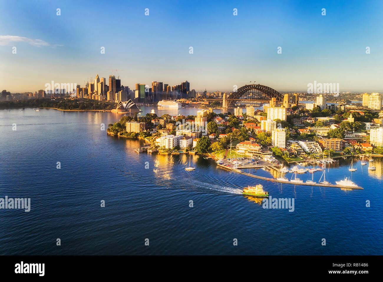 Antenne erhöhten Blick auf Sydney Wahrzeichen der Stadt am Ufer des Hafens von Sydney über Kirribilli Vorort mit der Fähre und Yacht Club. Stockfoto