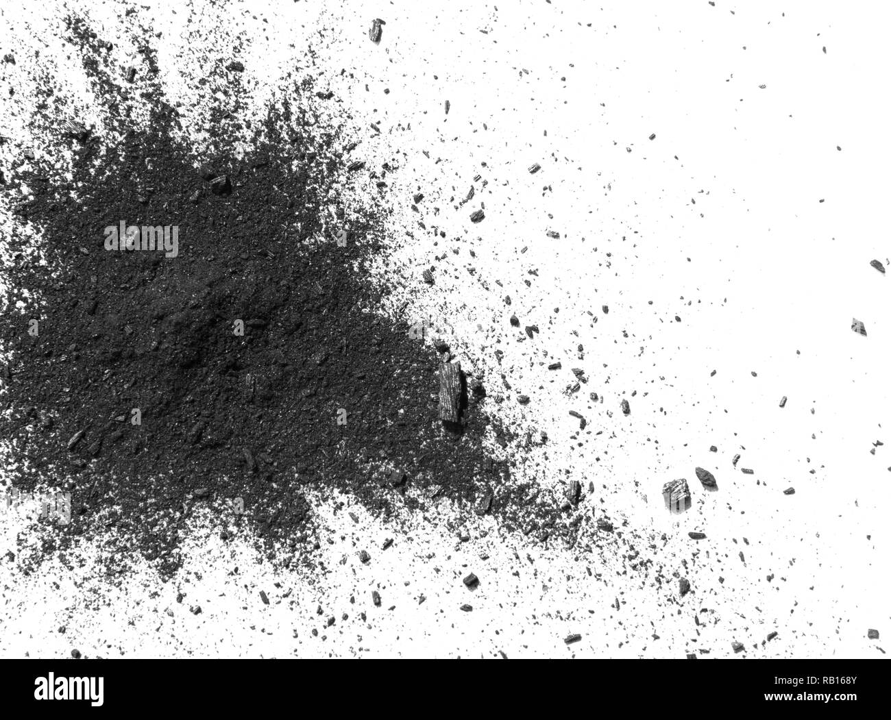 Nahaufnahme des schwarzen Staubpartikel auf weißem Hintergrund explodieren isoliert Stockfoto