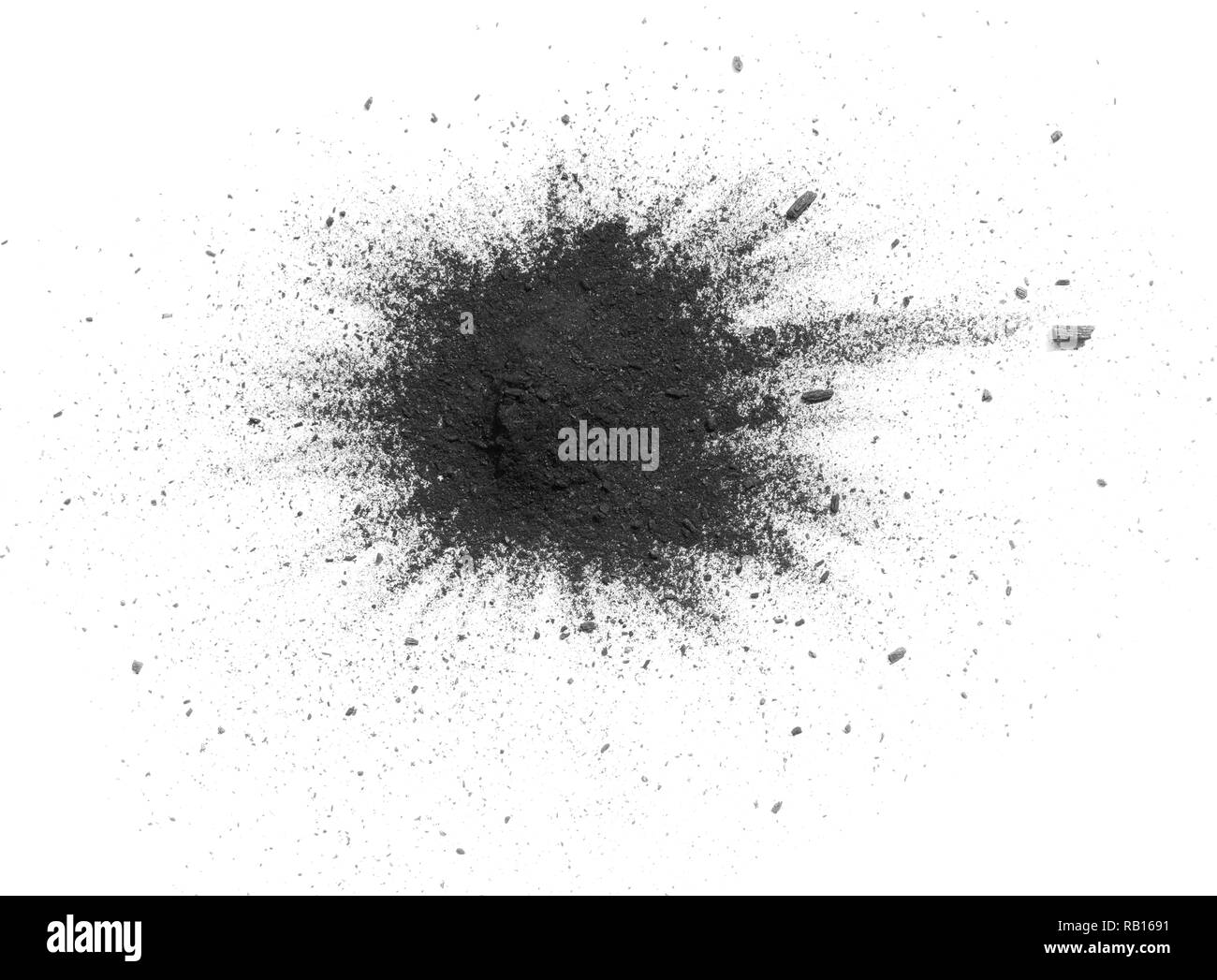 Nahaufnahme des schwarzen Staubpartikel auf weißem Hintergrund explodieren isoliert Stockfoto