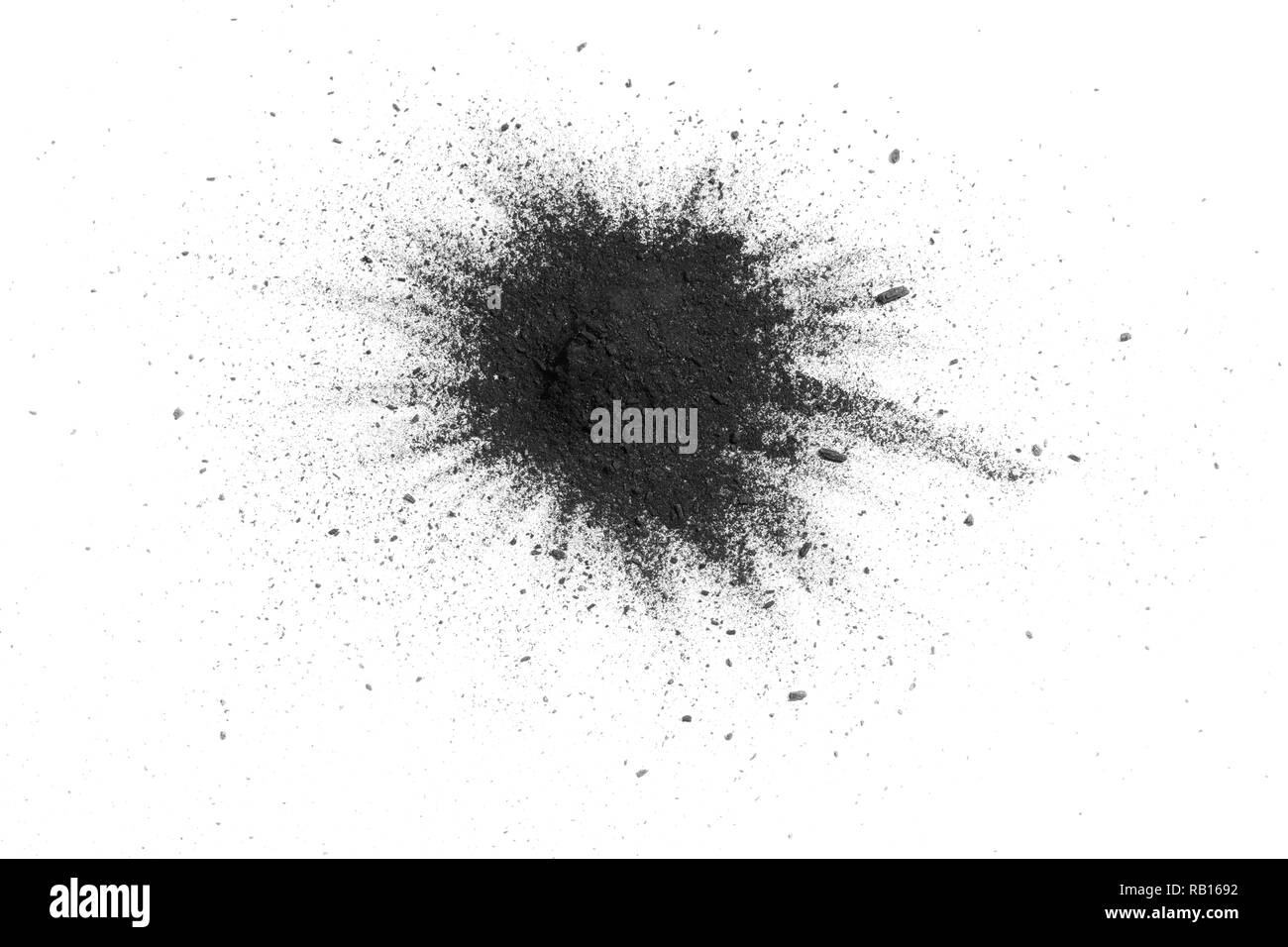 Nahaufnahme des schwarzen Staubpartikel auf weißem Hintergrund explodieren isoliert Stockfoto