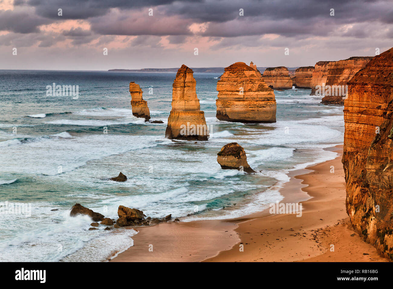 Zwölf Apostel Kalkstein Felsen vom Festland Kalkstein continental Ufer von den Southern Ocean Wave erosion getrennt bei Sonnenuntergang mit Dramati Stockfoto