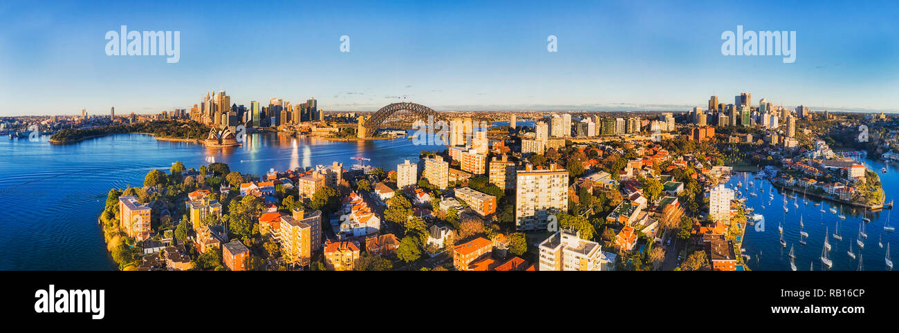 Breite Antenne Panorama über die Dächer von Wohnhäusern in Kirribilli Vorort von Sydney mit Blick von der Innenstadt Sehenswürdigkeiten auf Harbor Shores zu Nort Stockfoto