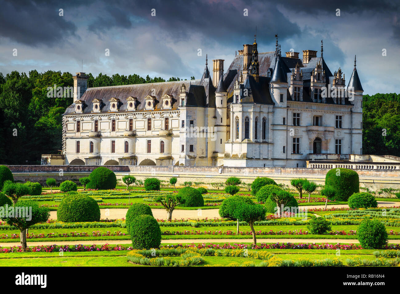 Berühmten Zierpflanzen Garten von Schloss Chenonceau mit bunten Blumen im Tal der Loire, Frankreich, Europa Stockfoto