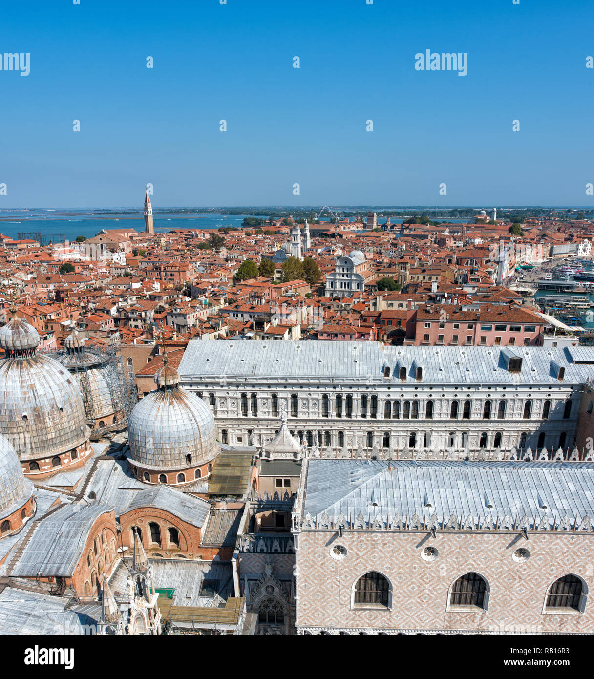 Europa. Italien. Blick auf die roten Dächer von Venedig Stockfoto