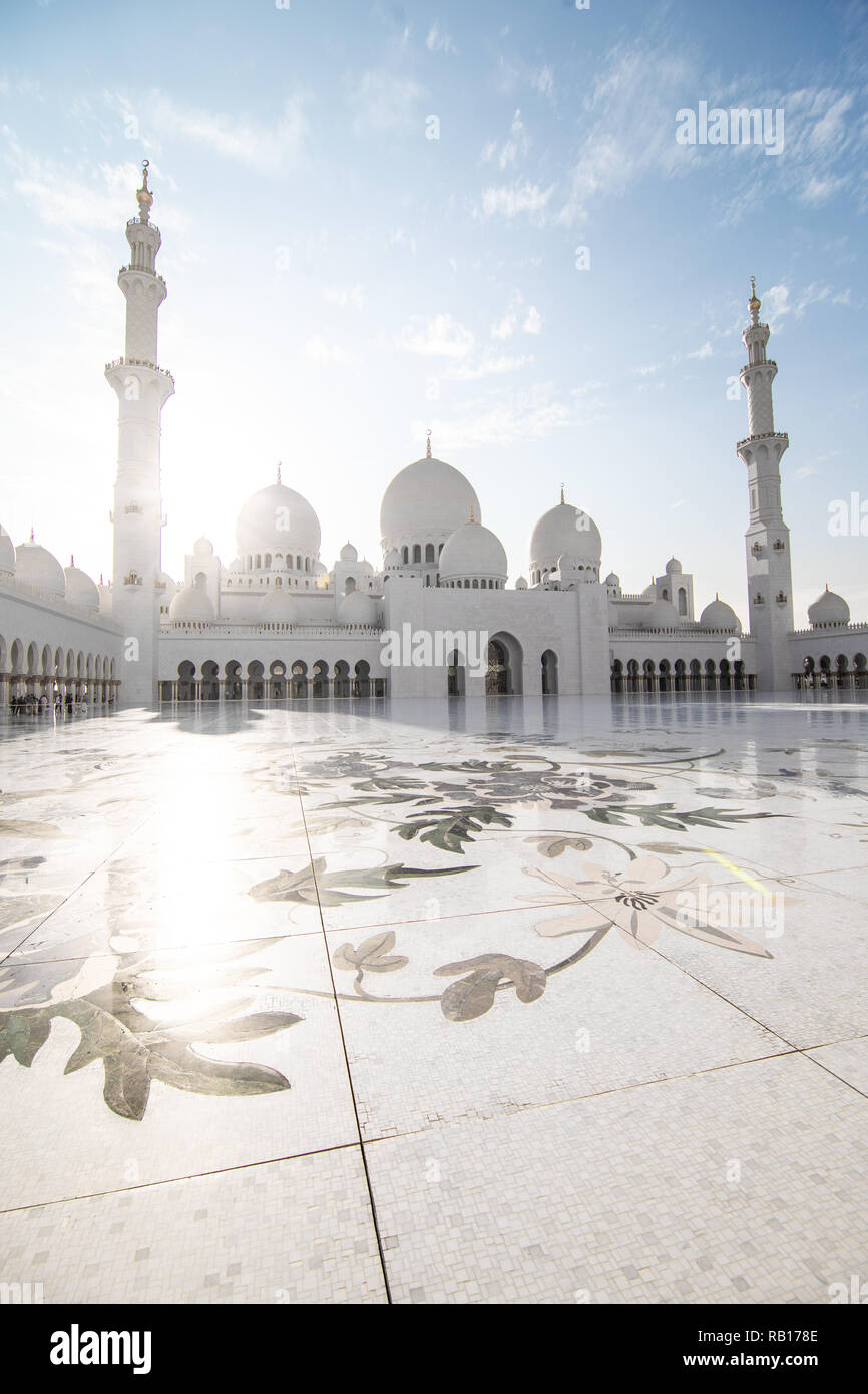 Dubai, VAE - Oktober, 2018: Die schöne weiß und gold Grand Sheikh Zayed Moschee mit klaren blauen Himmel in den VAE Stockfoto