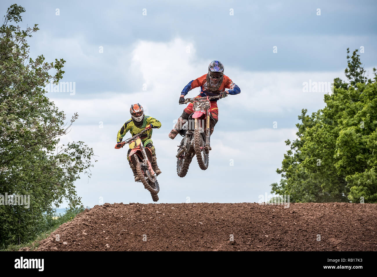 Motocross-Rennfahrer springen auf der Strecke Stockfoto