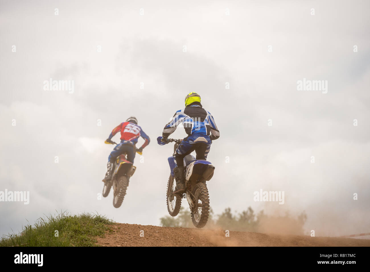 Motocross-Rennfahrer springen auf der Strecke Stockfoto