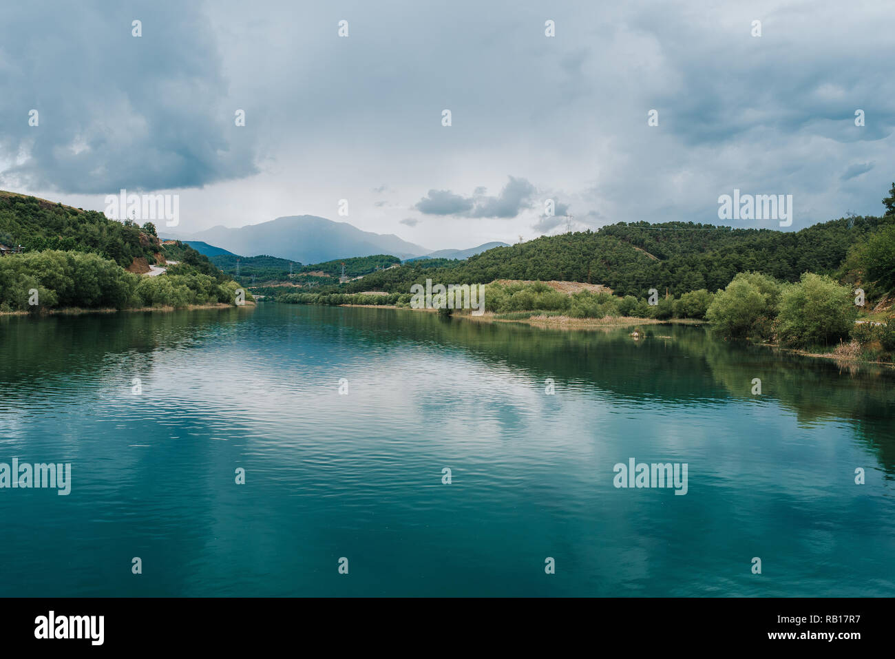 Schöne Natur Landschaft mit See und blauer Himmel. Stockfoto