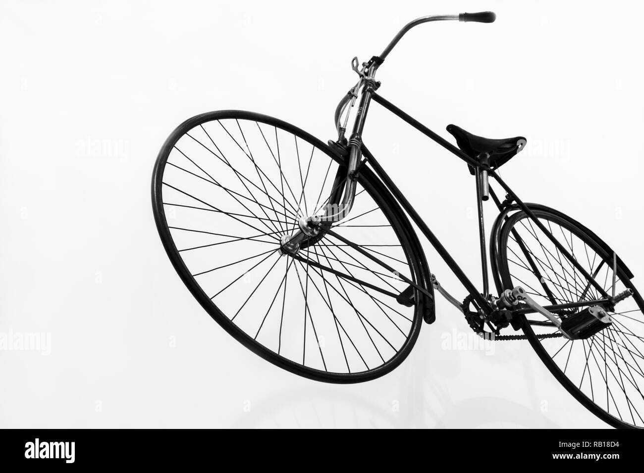Silhouette eines Teils eines Oldtimer-Fahrrads auf weißem Hintergrund Stockfoto