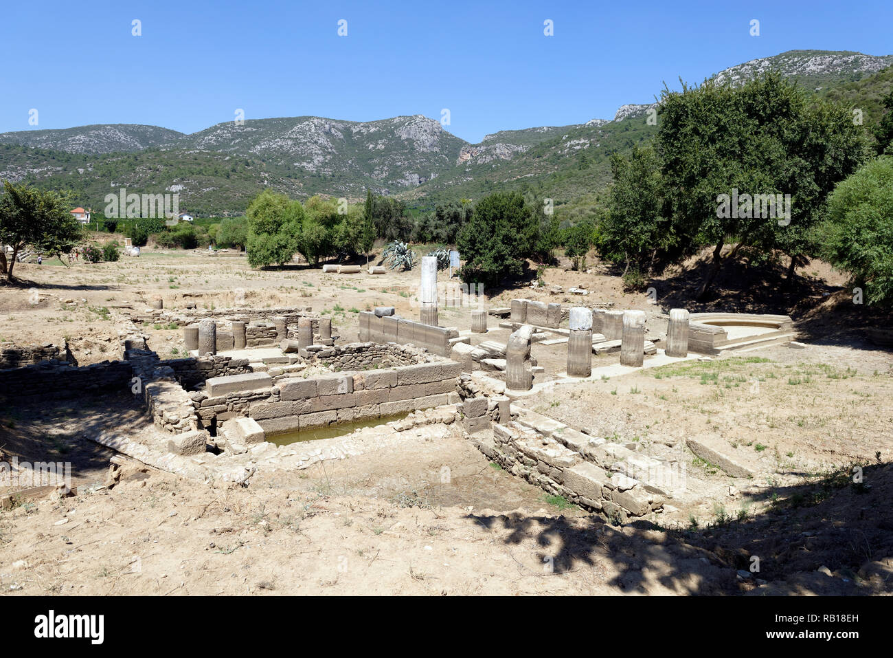 Ansicht der Propylon, Exdrea katagogion und in der antiken griechischen Heiligtum des Apollo von Claros, Provinz Izmir, Türkei. Das propylon ist die monumentale Stockfoto