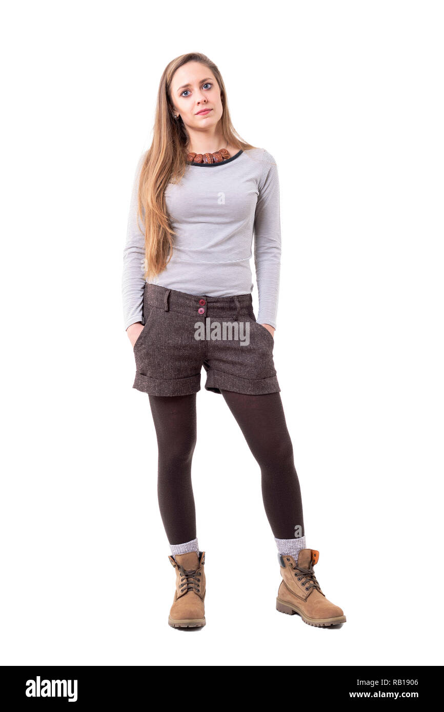 Schöne lange Haare hipster Girl mit authentischer Kleidung Arten an Kamera schaut. Voller Körper auf weißem Hintergrund. Stockfoto