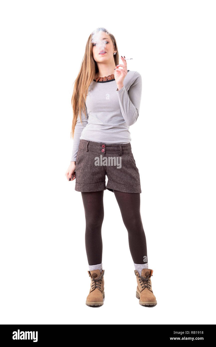 Stilvolle authentisch hipster Frau rauchen Zigarette gerollt. Voller Körper auf weißem Hintergrund. Stockfoto