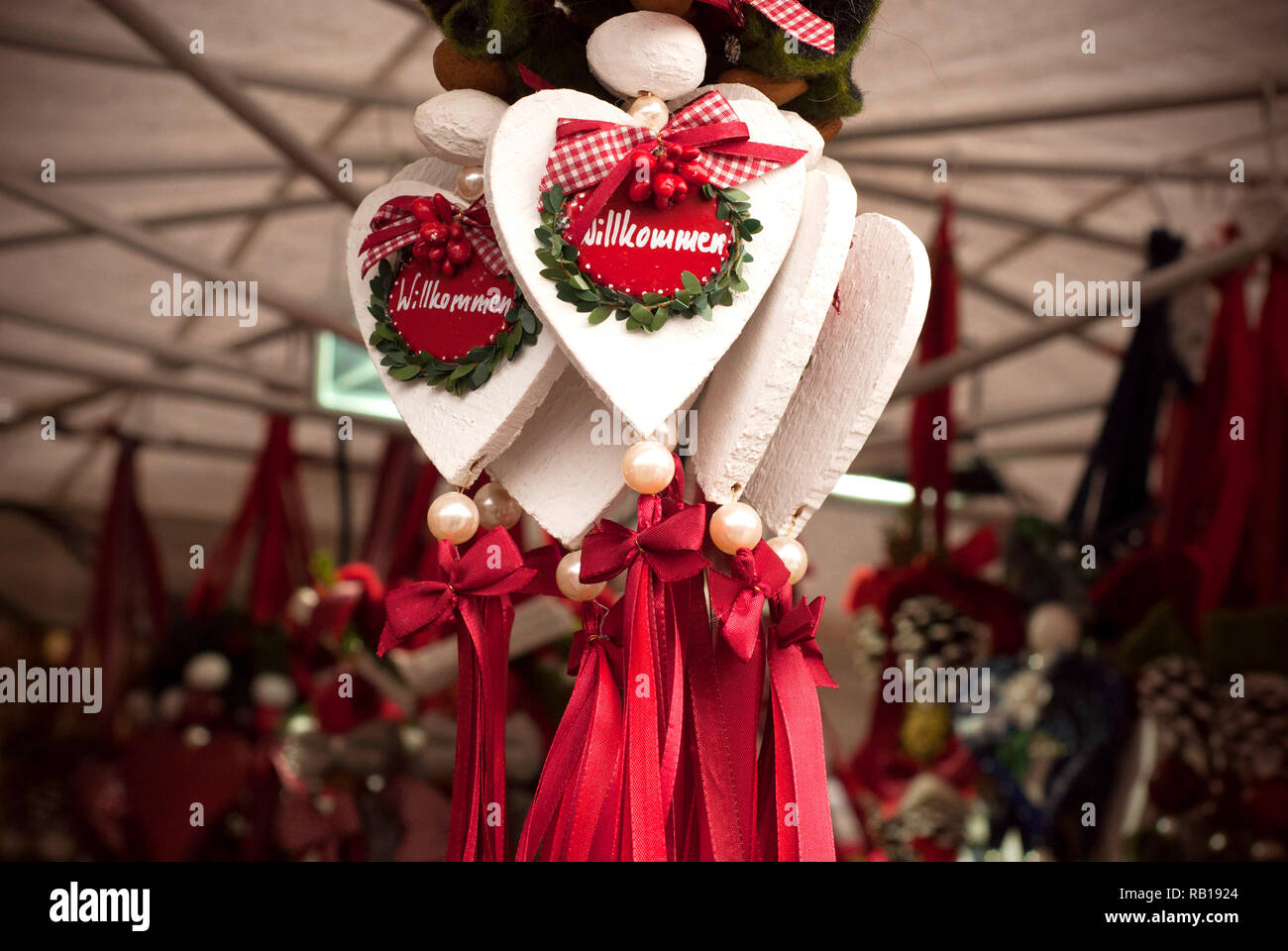 Typische Shop mit Souvenirs auf den traditionellen Weihnachtsmarkt in der Altstadt von München. Viele handgefertigte Herz Souvenir mit Nachricht welco Stockfoto