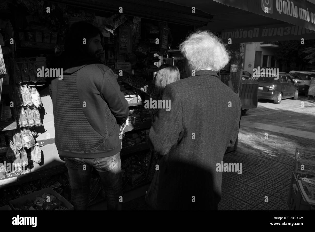 Menschen im Kiosk, Kallithea Athens Griechenland Stockfoto