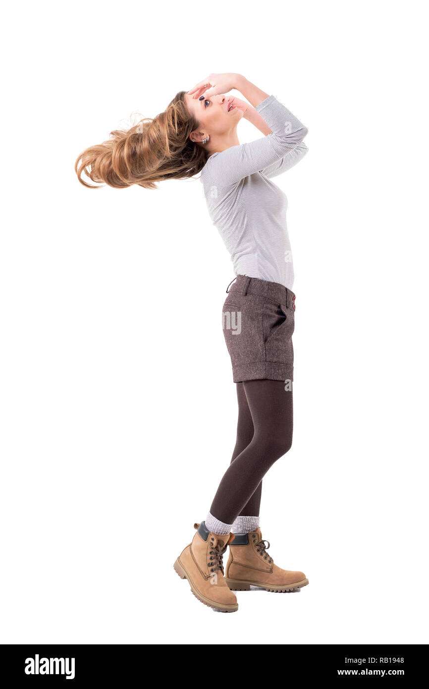 Seitenansicht des stilvollen lange Haare hipster Frau Haar werfen. Voller Körper auf weißem Hintergrund. Stockfoto