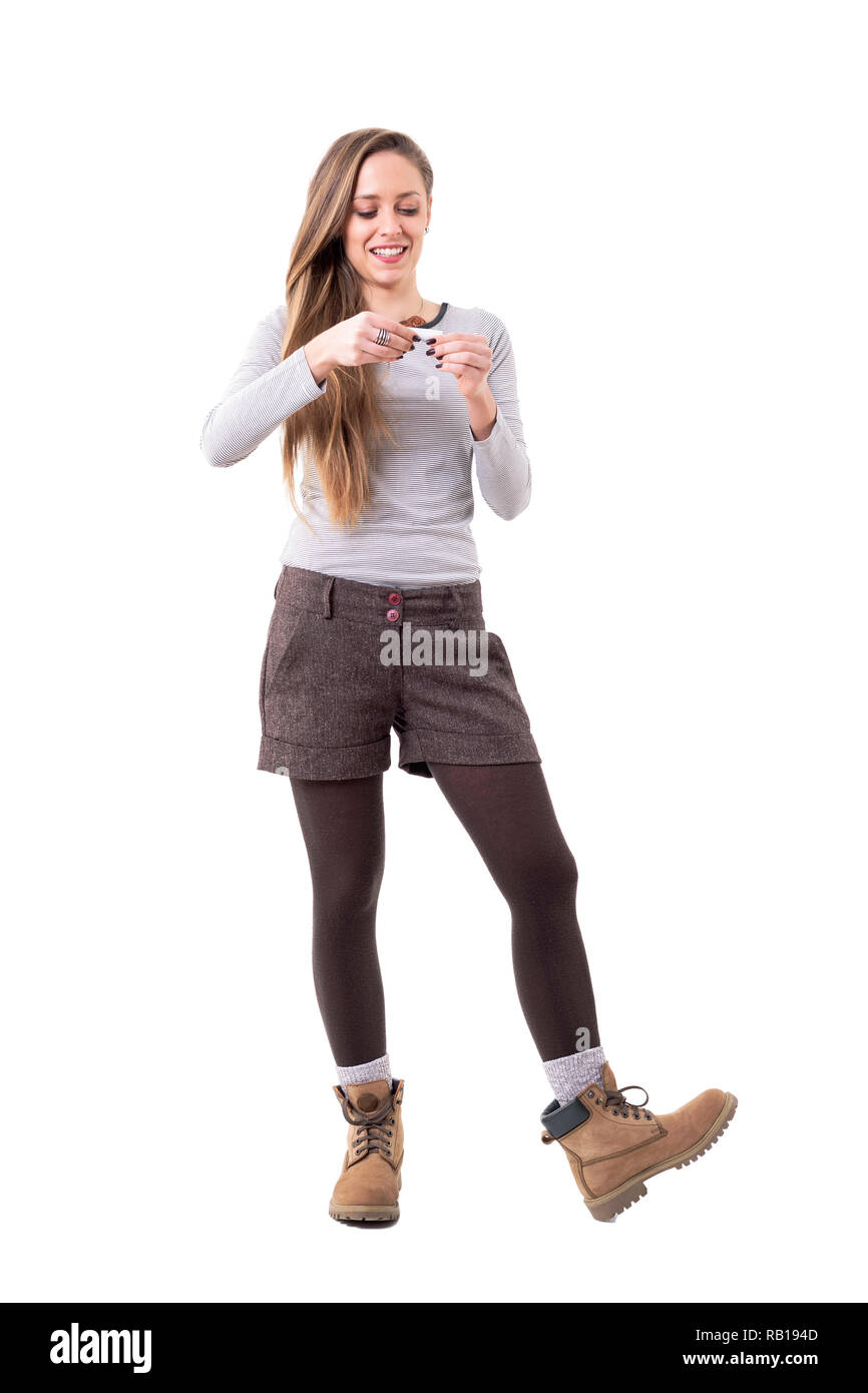 Candid happy Fit hipster authentische Frau Rolling Paper Zigarette lächelnd. Voller Körper auf weißem Hintergrund. Stockfoto