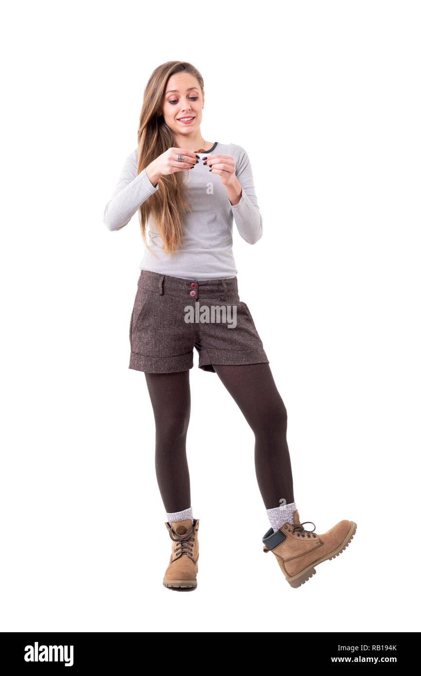 Gerne ehrliche individuelle cute hipster Frau rolling Zigarette lächelnd. Voller Körper auf weißem Hintergrund. Stockfoto