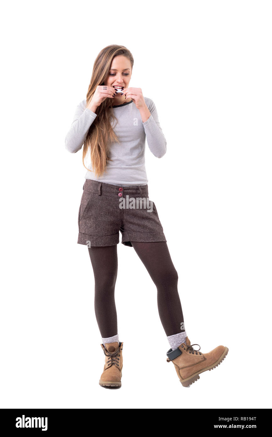 Ehrliche authentische Hipster girl die Zigarette mit Rolling Paper und Tabak. Voller Körper auf weißem Hintergrund. Stockfoto