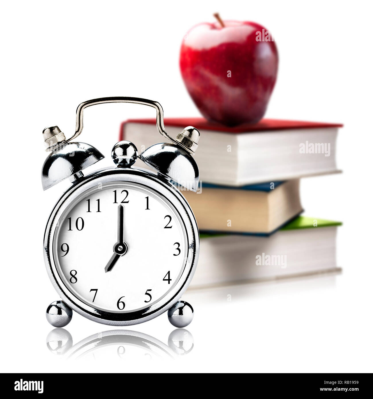 Vintage Alarm Clock und roter Apfel auf Stapel von Büchern Stockfoto