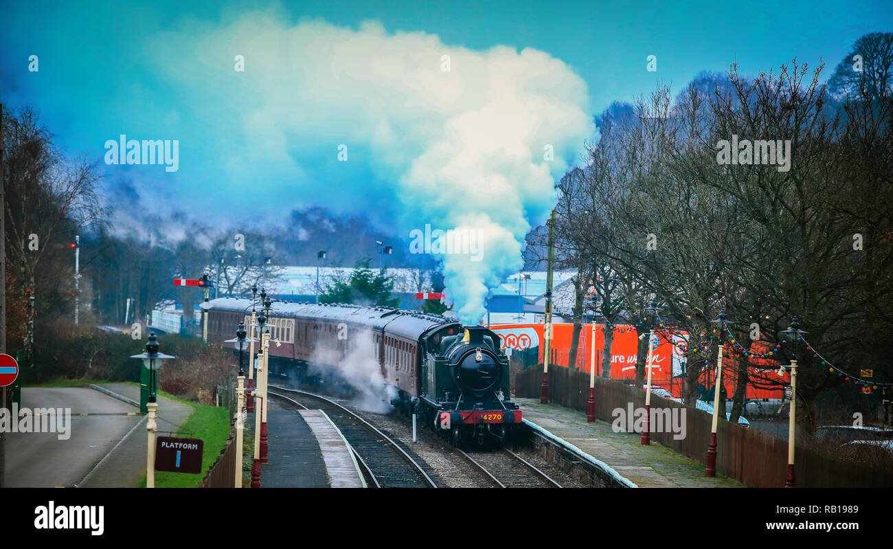 Eine Dampflok zieht in Ramsbottom Station, Greater Manchester auf der East Lancashire Bahnstrecke. Stockfoto