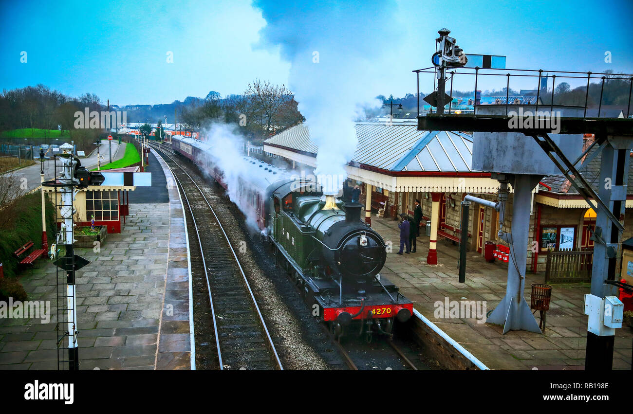 Eine Dampflok zieht in Ramsbottom Station, Greater Manchester auf der East Lancashire Bahnstrecke. Stockfoto