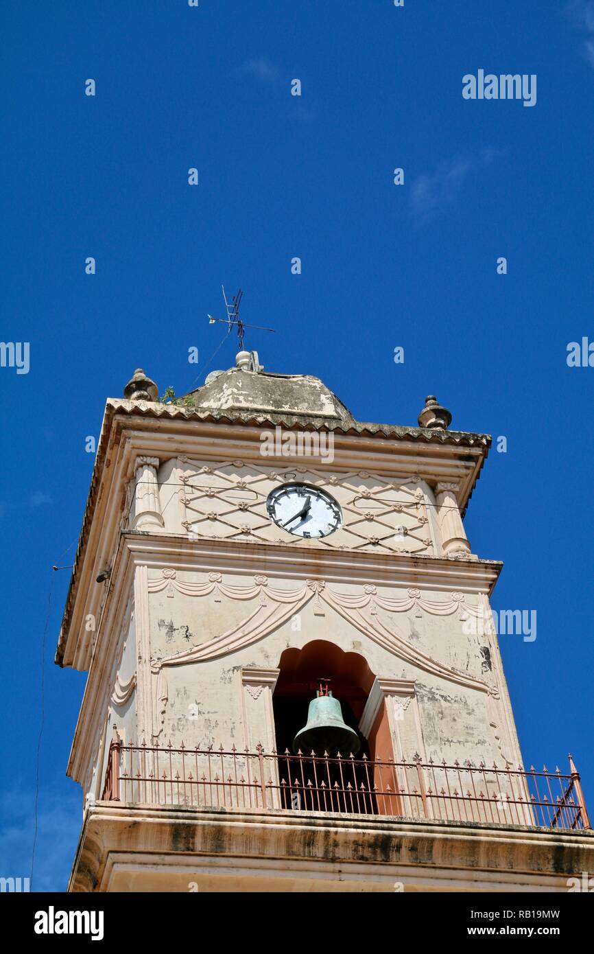 Eine Creme clocktower gegen den tiefblauen Himmel Stockfoto