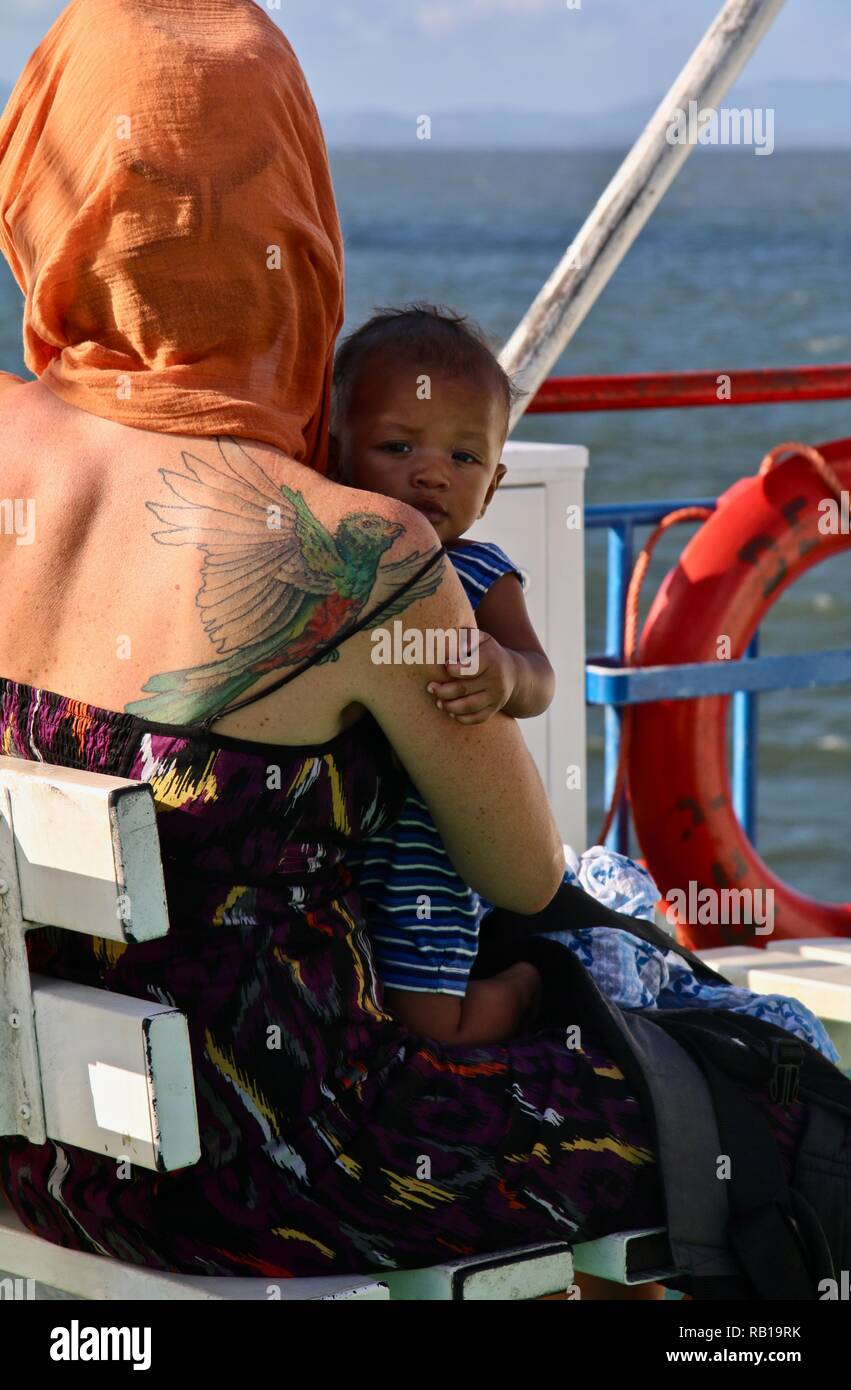 Eine Mutter und Kind auf einer Fähre in Nicaragua Stockfoto