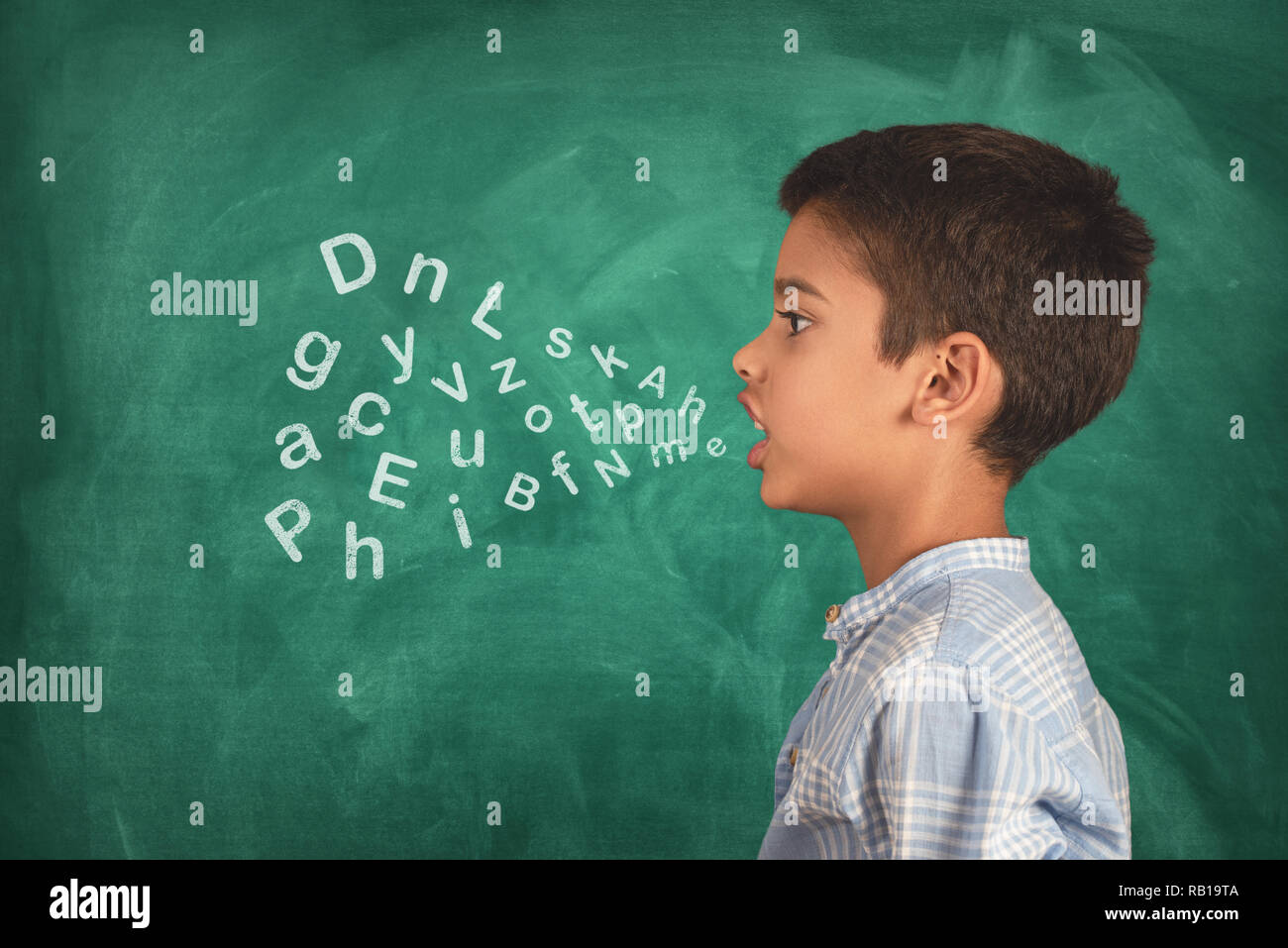 Kind sprechen und die Buchstaben des Alphabets, das aus Seinem Mund kommt Stockfoto