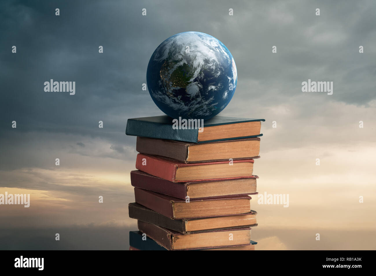 Globus auf Bücher über weißen Hintergrund isoliert Stockfoto