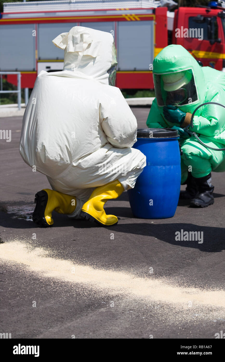 Zwei Männer in Schutzausrüstung Aufräumen nach chemischen Katastrophe. Der aufblasbare Gang auch Schutz gegen Kontamination durch radioaktive Partikel, ag Stockfoto