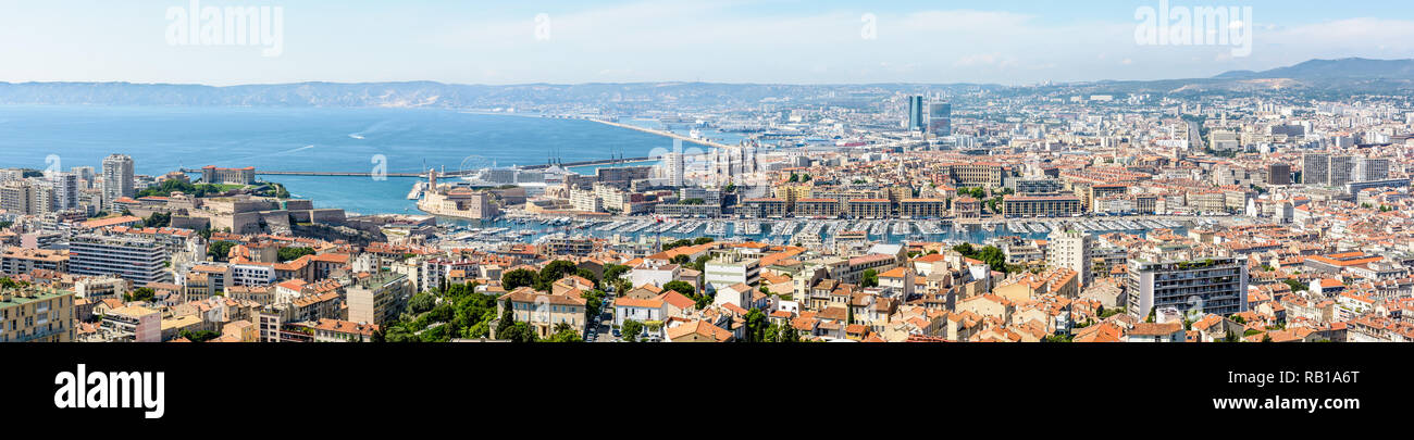 Panoramablick auf den alten Hafen von Marseille, Frankreich, mit dem historischen Viertel Le Panier, der industriehafen und die Küste. Stockfoto