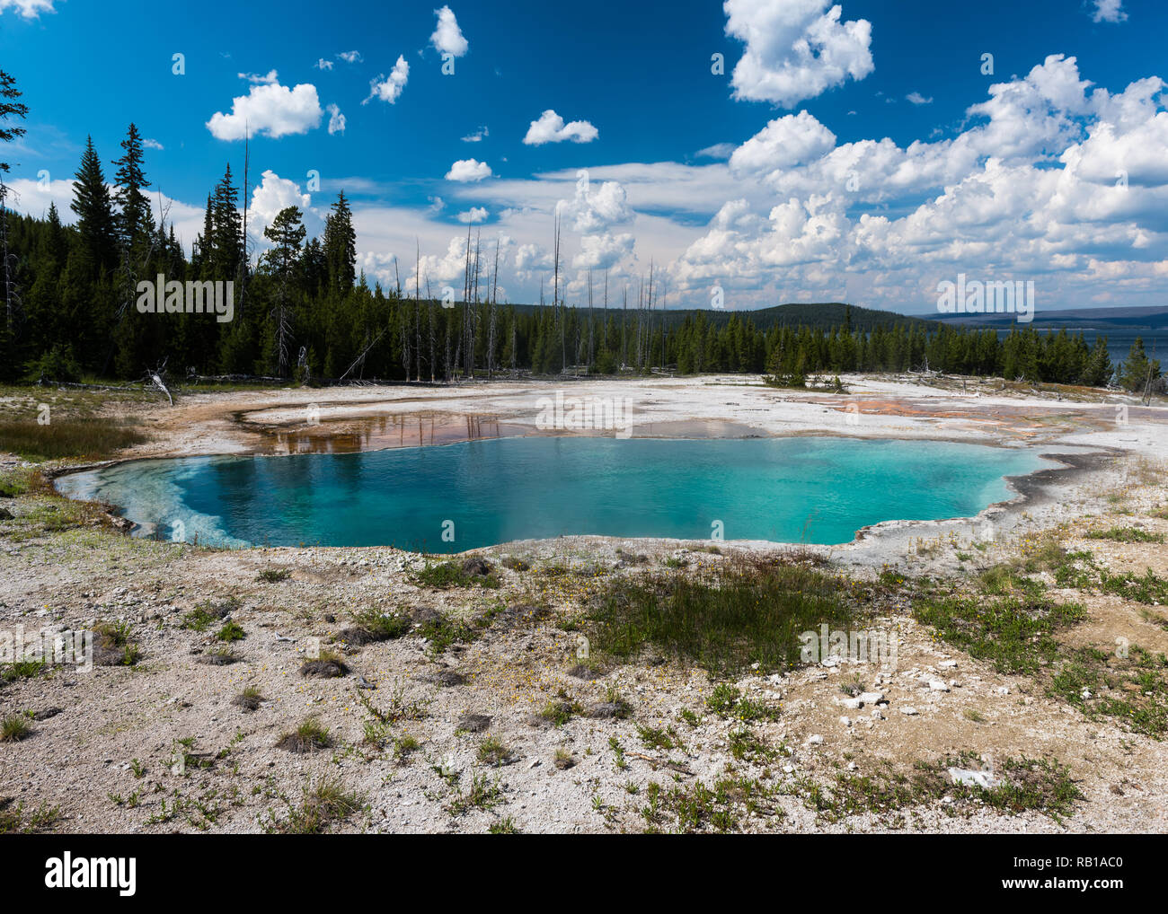 See in Yellowstone National Park mit blauem Himmel und Sonne Stockfoto