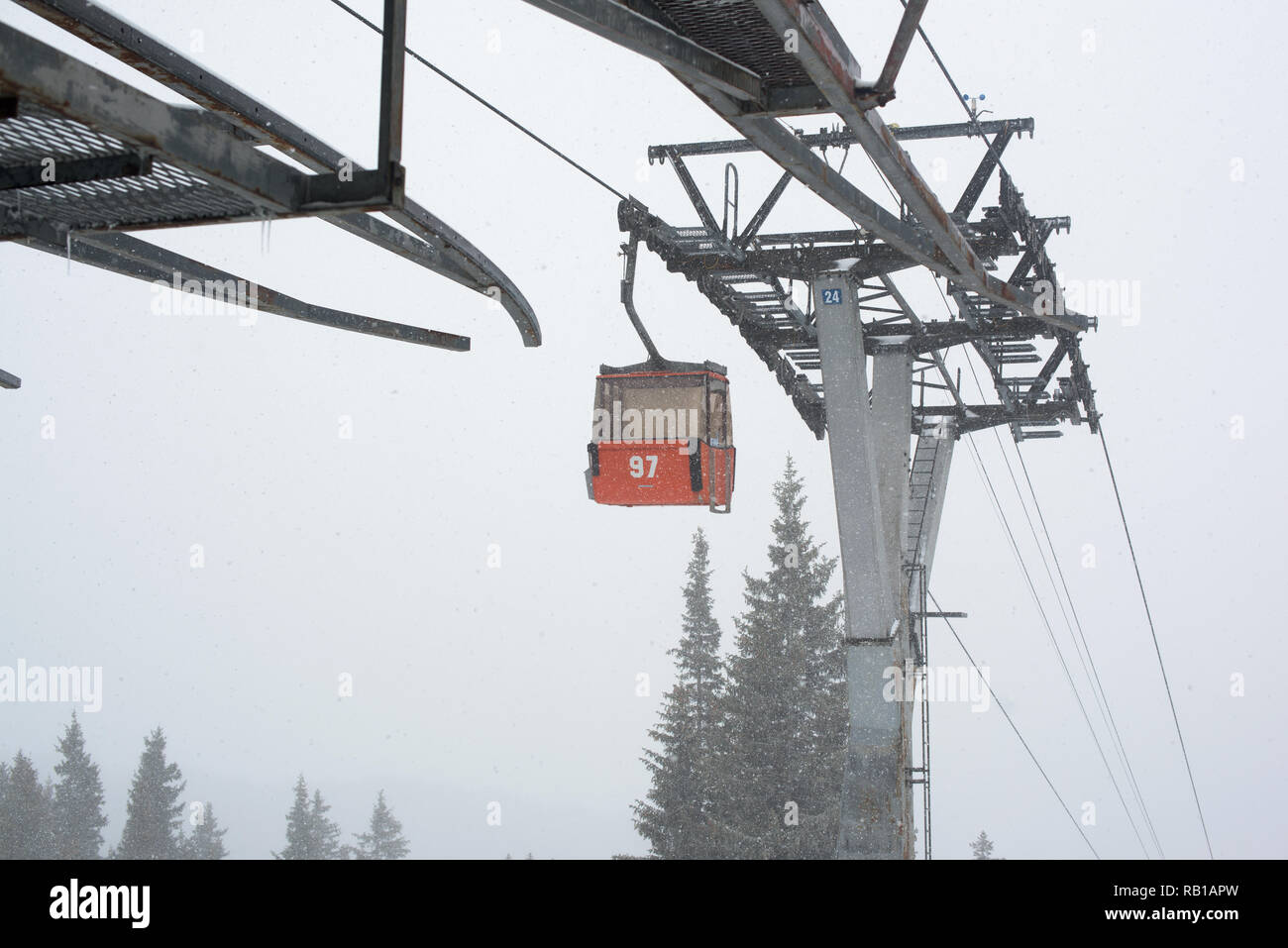 Eine leere Ski-lift Stände und Ski-lift Instalation Stockfoto