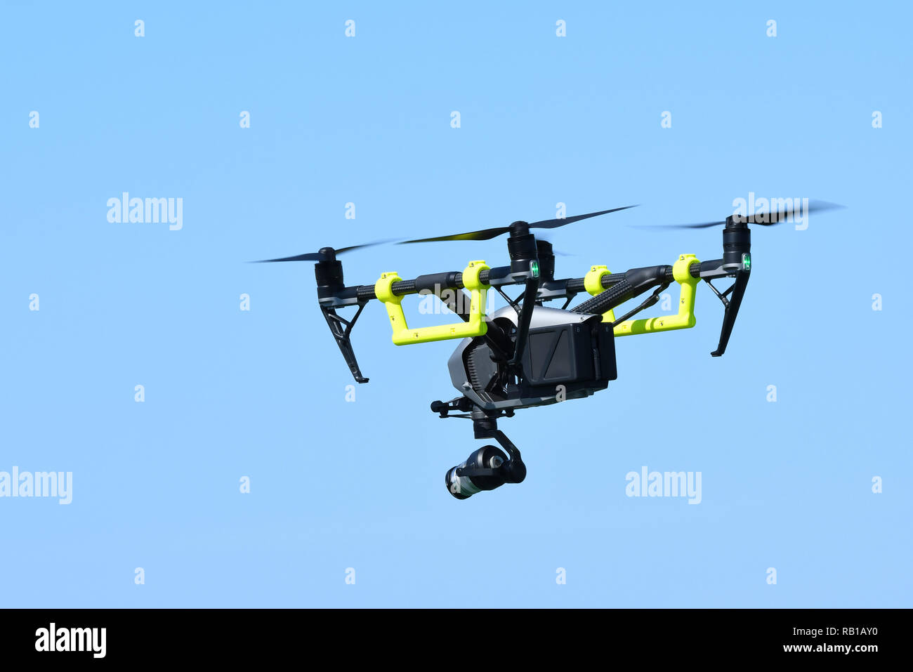 DJI Inspire 2 Quadcopter, eine Drohne mit Videokamera in den Himmel. Stockfoto
