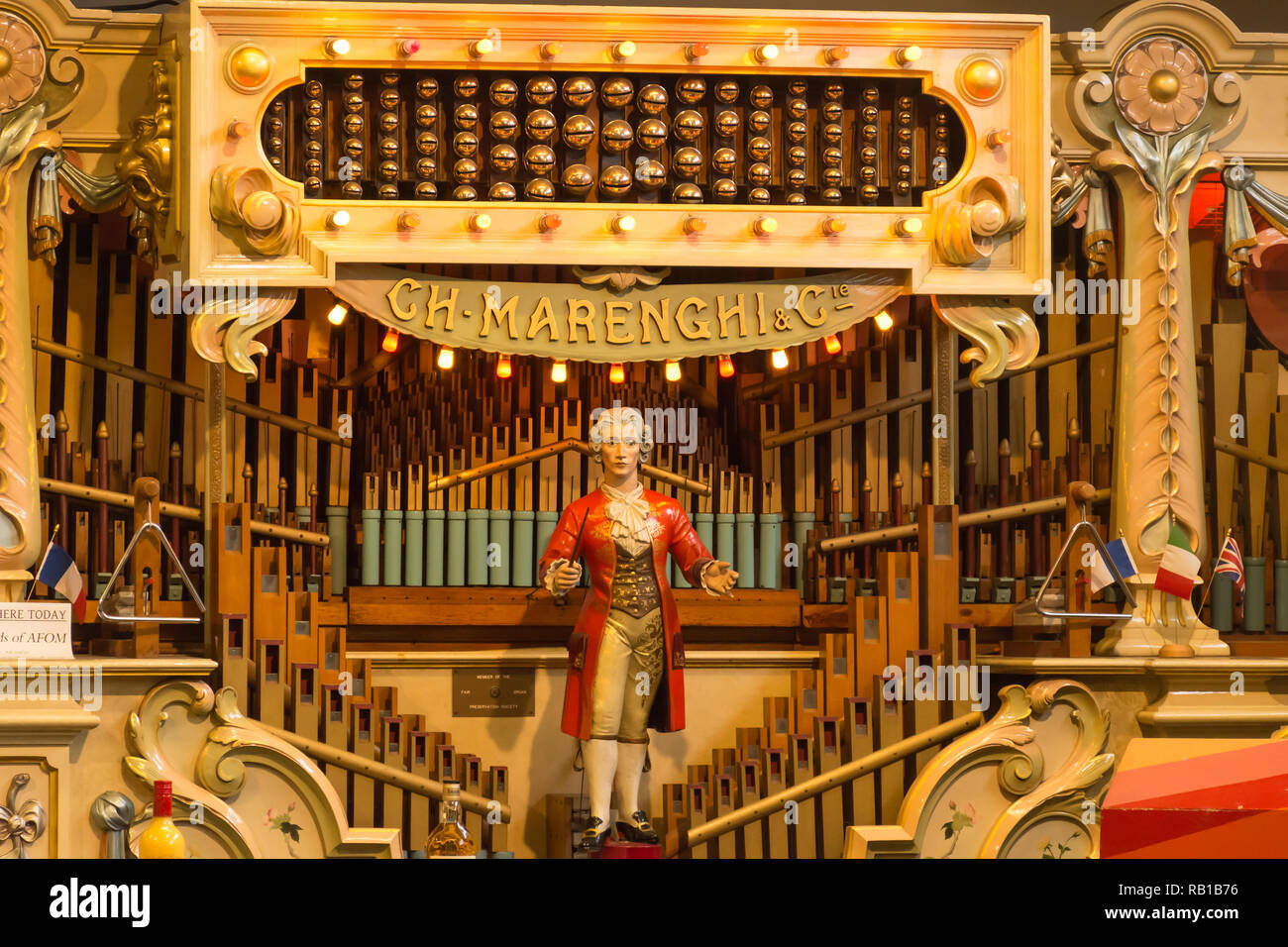 Innenraum des Amersham Messe Orgel Museum in Buckinghamshire, Großbritannien. Nahaufnahme eines Instruments hergestellt von Marenghi von Paris. Stockfoto