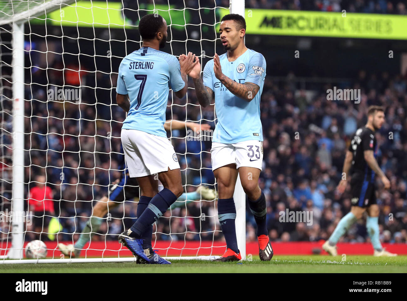 Von Manchester City Gabriel Jesus (rechts) feiert vierten Ziel seiner Seite des Spiels mit Raheem Sterling zählen während der Emirates FA Cup, dritte Runde am Eithad Stadion, Manchester. Stockfoto