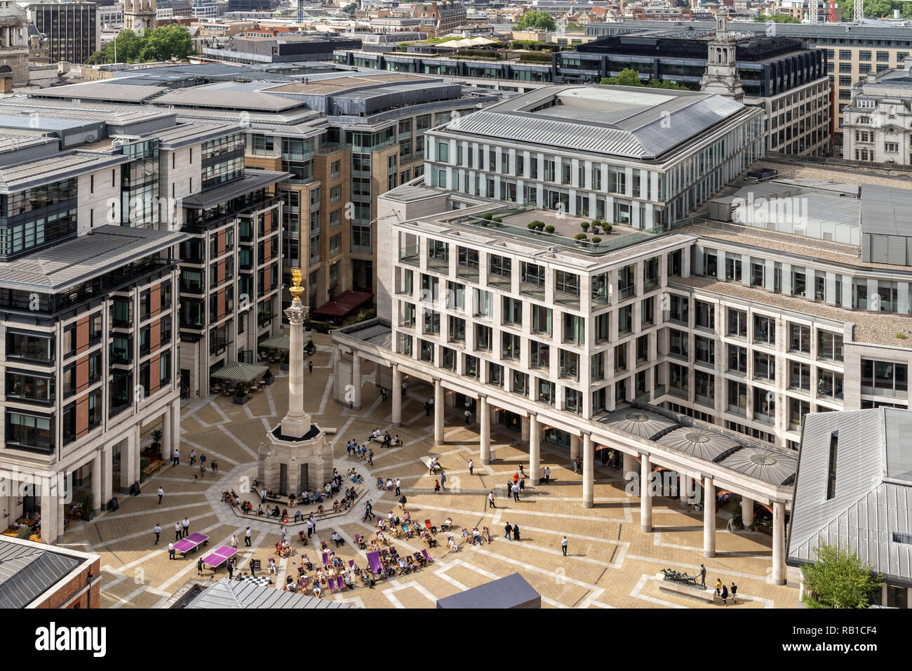 London Stock Exchange am Paternoster Square neben der St. Paul's Cathedral in der City von London, England Stockfoto
