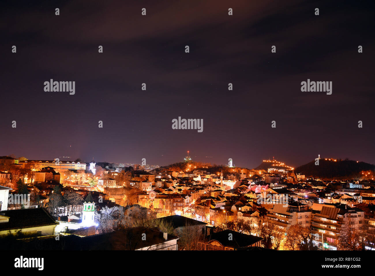 Panoramaaussicht in der Nacht in der Stadt Plovdiv, Bulgarien Stockfoto