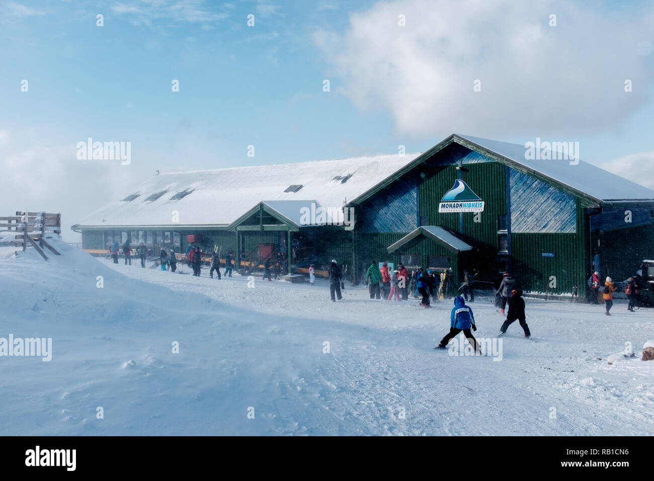 Skifahrer außerhalb der Nevis Range top Station Access Bereich Stockfoto