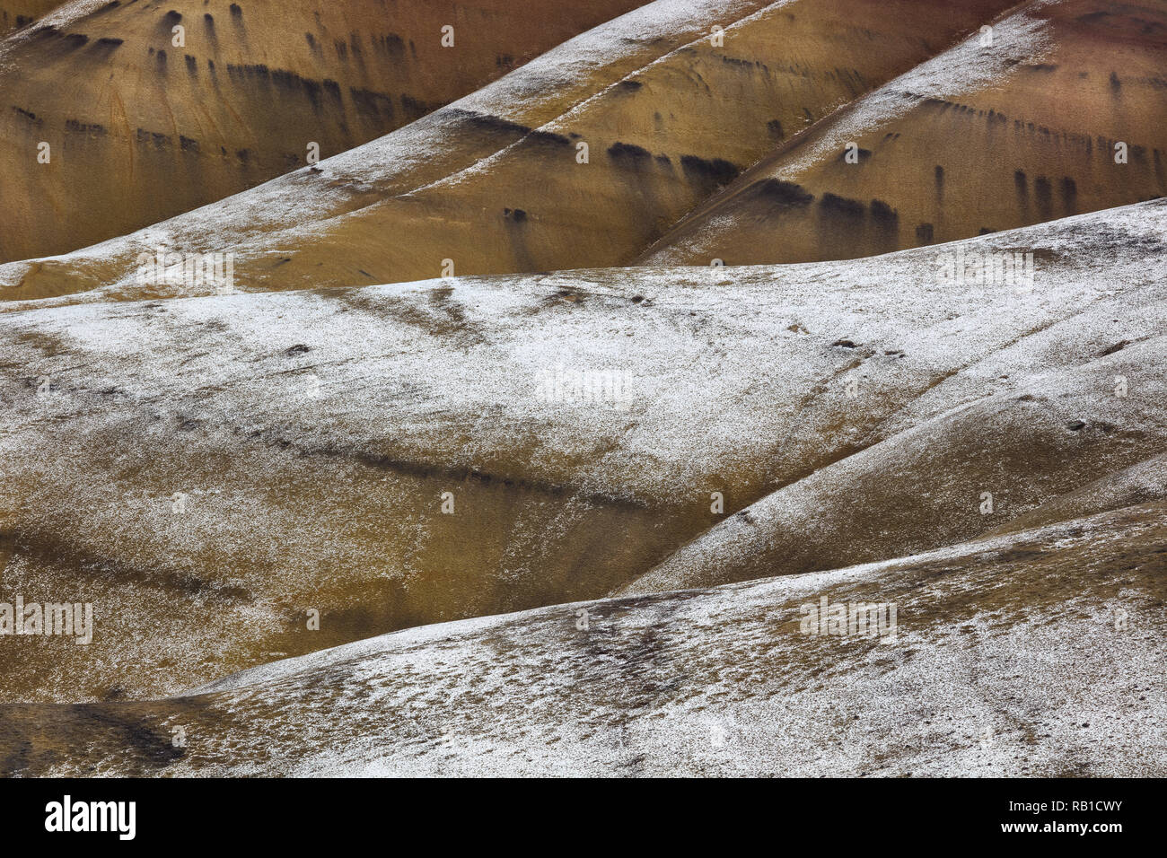 Schnee bestäubt, Gold und Schwarz Ton Hügel, Painted Hills übersehen, John Tag National Monument, Mitchell, Oregon Stockfoto