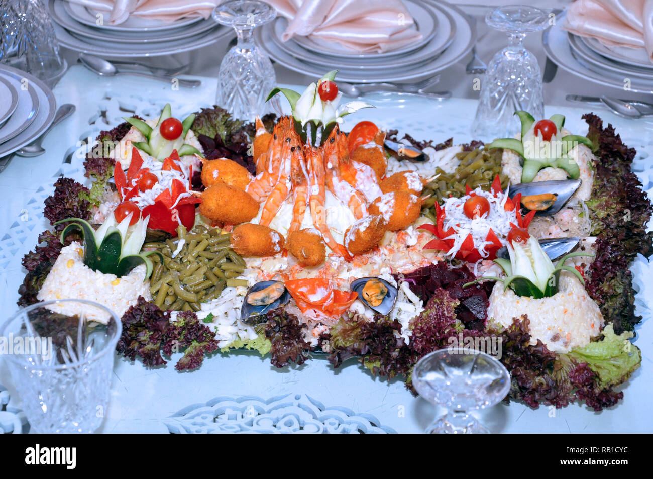 Frische Salatteller mit Garnelen, Tomate und gemischter Salat (Rucola, mesclun, Papiermache, Ananas, Meeresfrüchte) Stockfoto